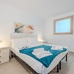 Sea View House 6 *